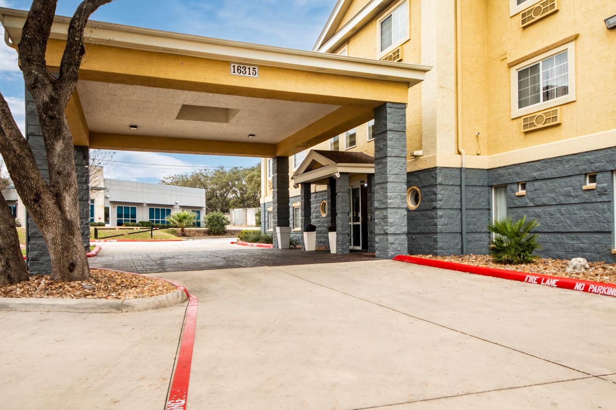 Quality Inn & Suites Airport North - Stone Oak San Antonio Exterior photo