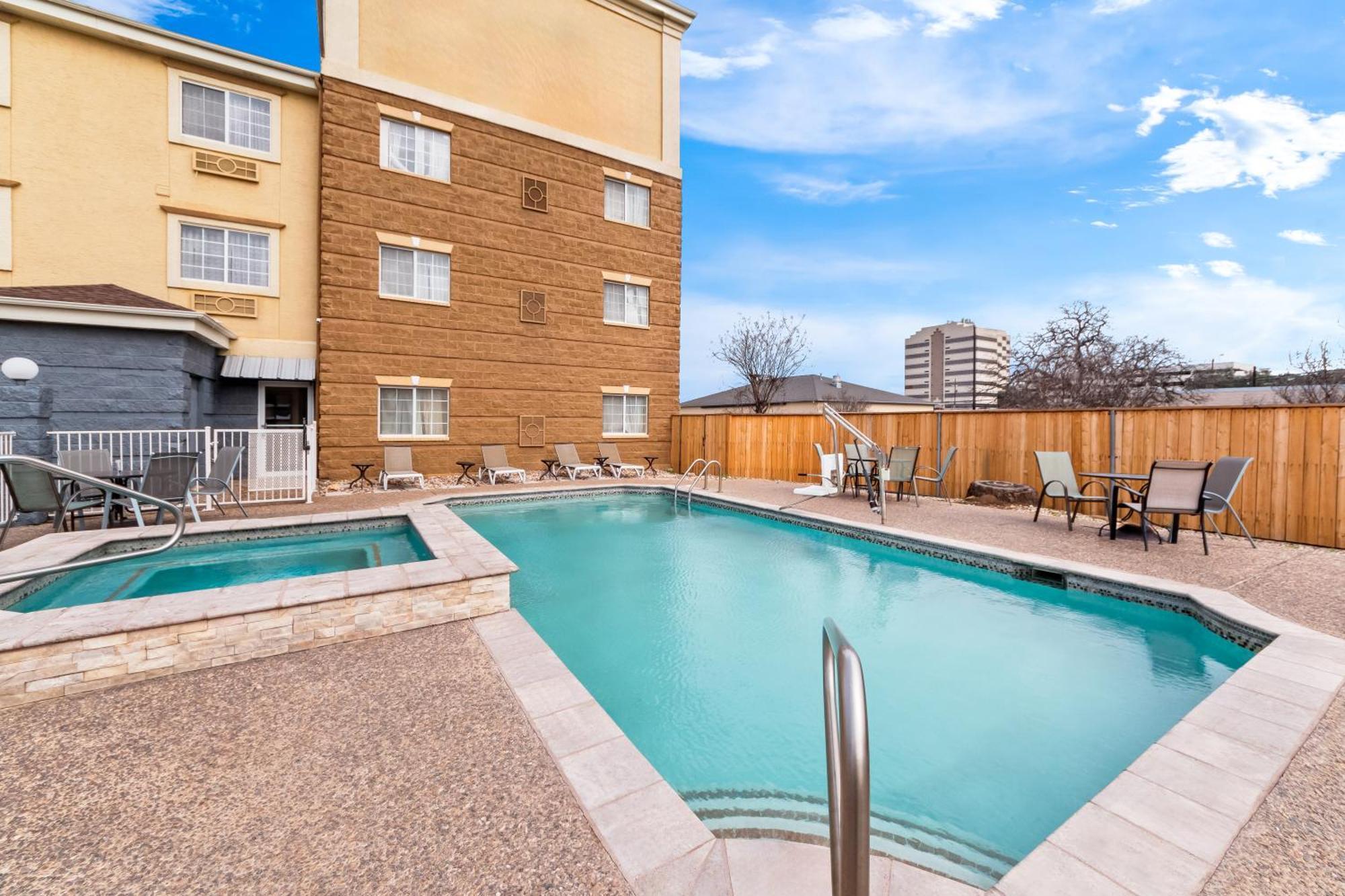 Quality Inn & Suites Airport North - Stone Oak San Antonio Exterior photo