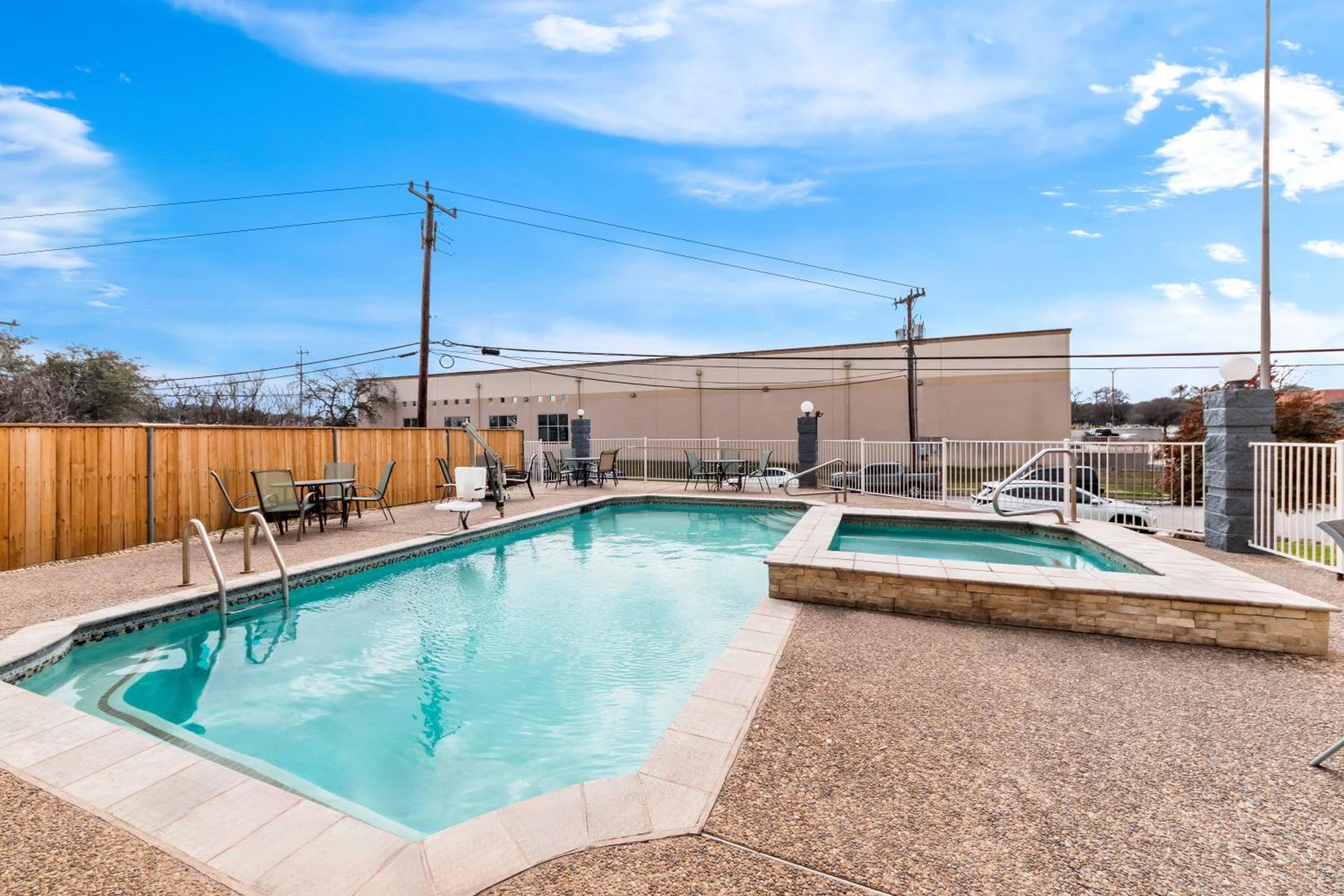 Quality Inn & Suites Airport North - Stone Oak San Antonio Exterior photo